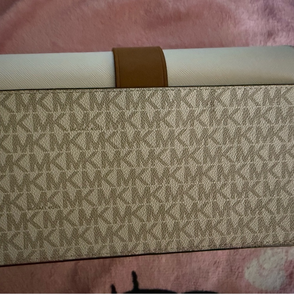 Michael Kors Greenwich Bag - Picture 2 of 5